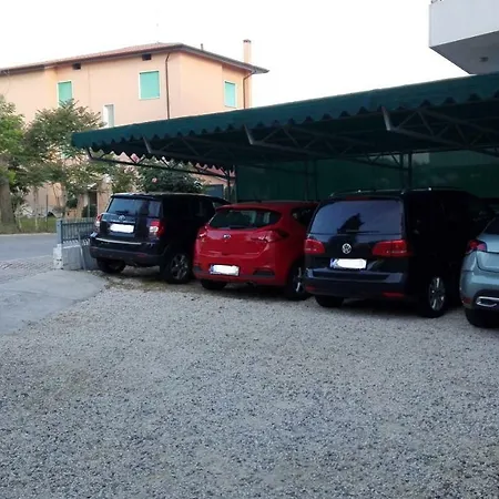 Hotel Elena Garni *